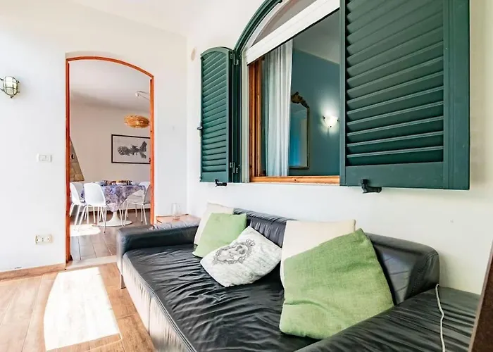 Scirocco Est Лакона