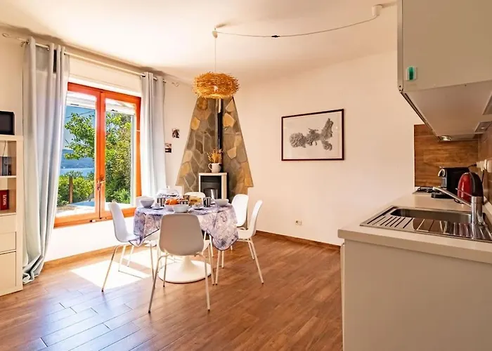 Scirocco Est * Lacona